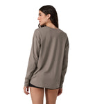 Vuori 02. WOMENS APPAREL - WOMENS LS SHIRTS - WOMENS LS CASUAL Women's Long Sleeve Feather Tee STP SMOKEY TAUPE