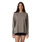 Vuori 02. WOMENS APPAREL - WOMENS LS SHIRTS - WOMENS LS CASUAL Women's Long Sleeve Feather Tee STP SMOKEY TAUPE
