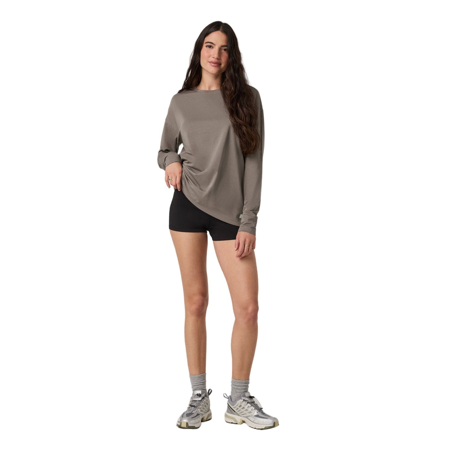 Vuori 02. WOMENS APPAREL - WOMENS LS SHIRTS - WOMENS LS CASUAL Women's Long Sleeve Feather Tee STP SMOKEY TAUPE