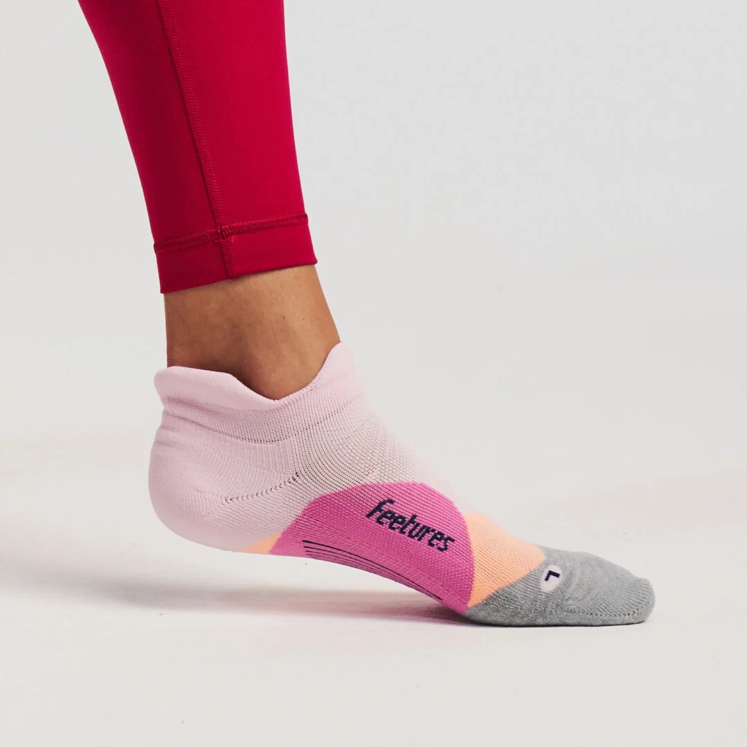 Feetures 06. SOCKS - MENS SOCKS - MENS SOCKS LOW Elite Light Cushion No Show Tab Socks PINK BLITZ