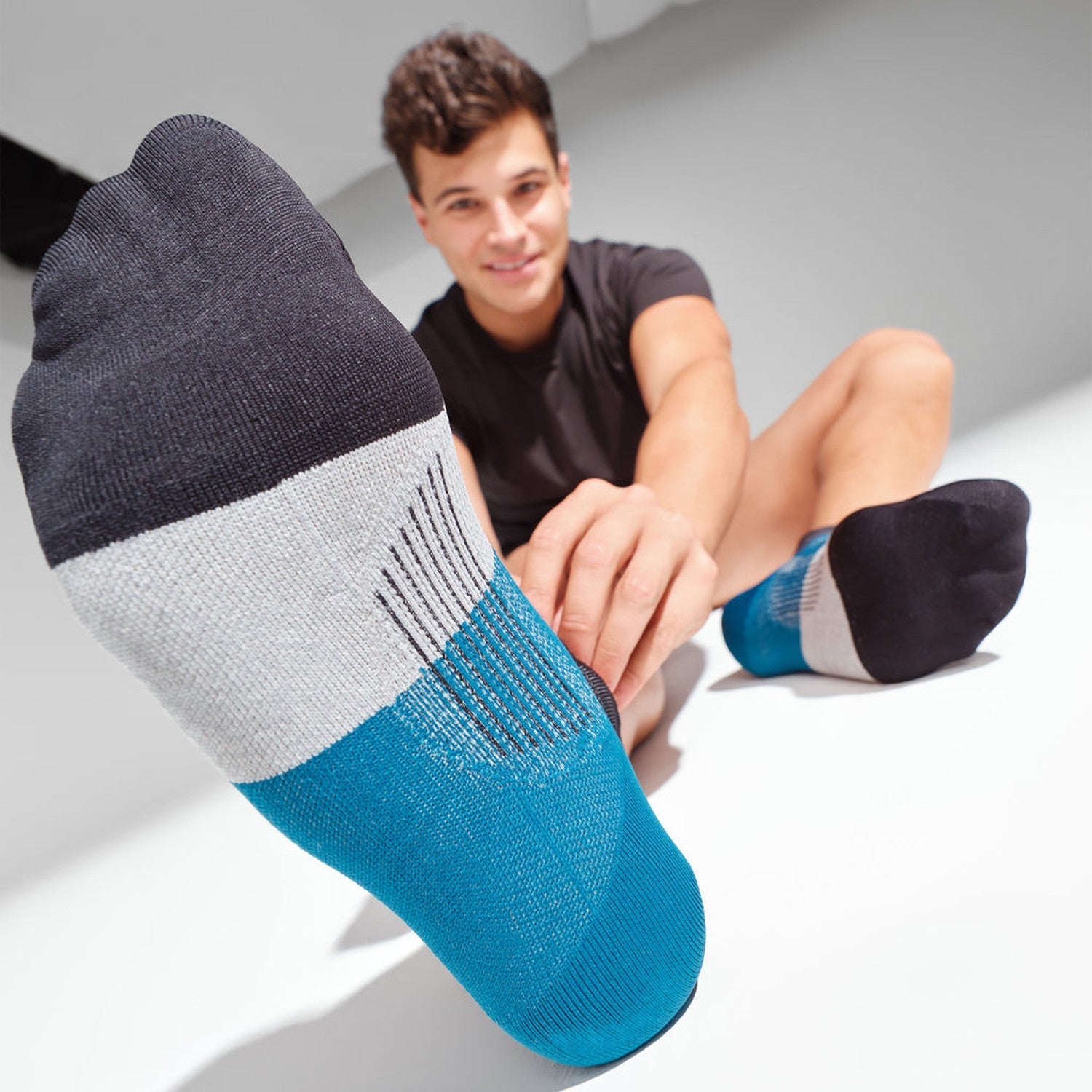 Feetures 06. SOCKS - MENS SOCKS - MENS SOCKS LOW Elite Ultra Light No Show Tab Socks BLACK SEA