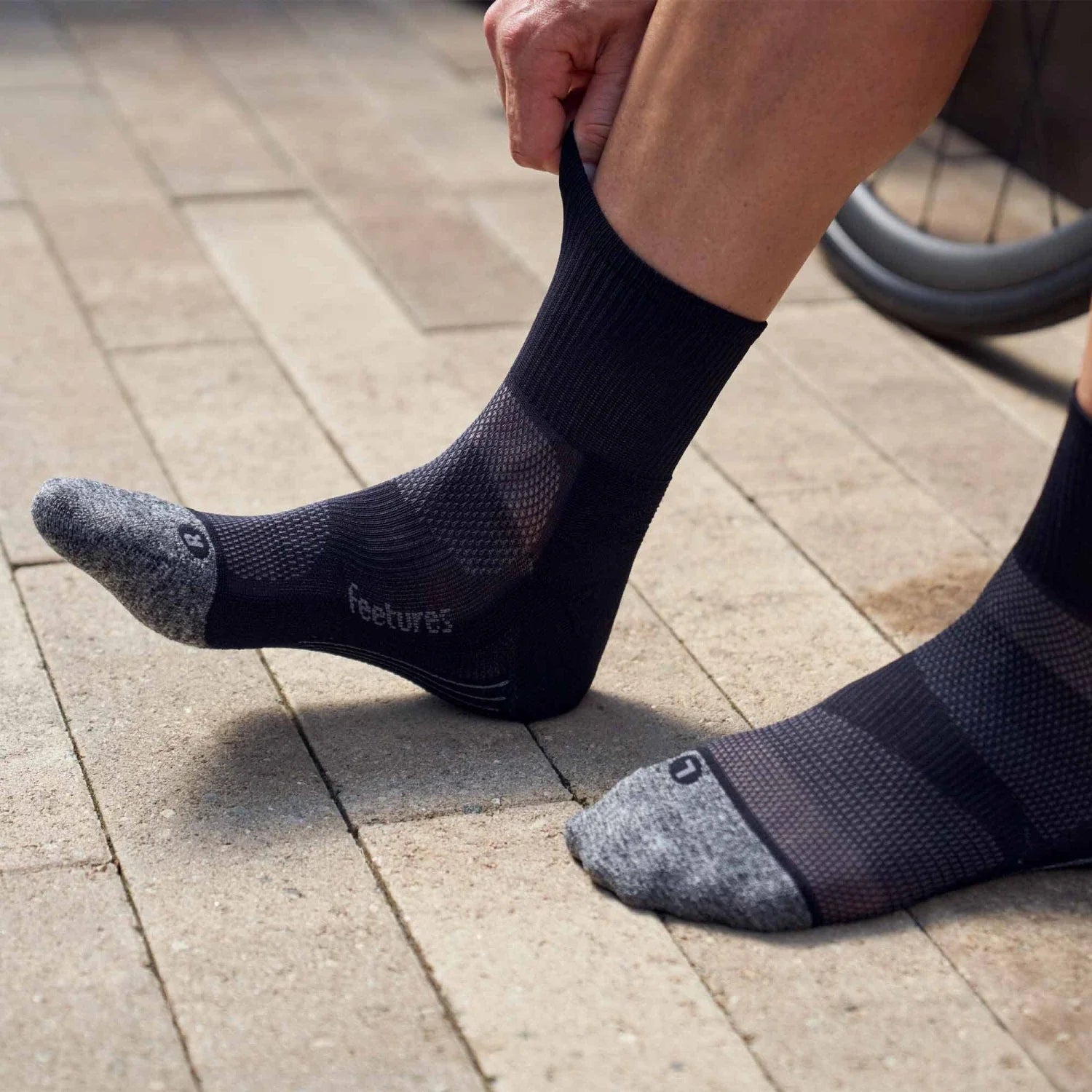 Feetures 06. SOCKS - MENS SOCKS - MENS SOCKS CREW Men's Elite Light Cushion Quarter BLACK