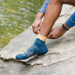 Feetures 06. SOCKS - MENS SOCKS - MENS SOCKS CREW Men's Elite Trail Max Cushion Quarter Socks BLUE RIDGE NAVY