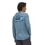 Patagonia 01. MENS APPAREL - MENS LS SHIRTS - MENS LS HOODY Men's Capilene® Cool Daily Graphic Hoody BOARDSHORT LOGO| LIGHT PLUME GREY X-DYE