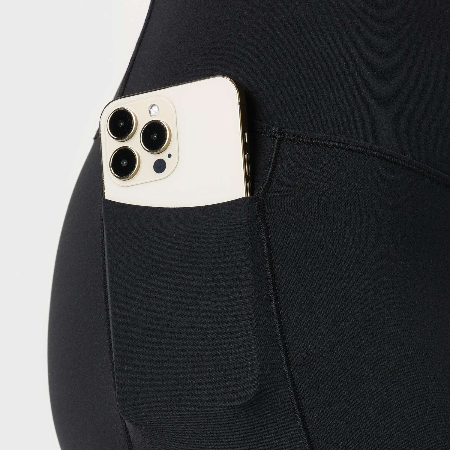 Vuori 02. WOMENS APPAREL - WOMENS SHORTS - WOMENS SHORTS ACTIVE Women's Vuori AllTheForm Pocket 6" Short BLK BLACK