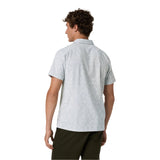 Vuori 01. MENS APPAREL - MENS SS SHIRTS - MENS SS BUTTON UP Men's Short Sleeve Bridge Button Down FGL FROST GREY WATER LILY