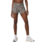 Vuori 02. WOMENS APPAREL - WOMENS SHORTS - WOMENS SHORTS ACTIVE Women's Clementine Short 2.0 - 4 in SPI SMOKEY TAUPE IRIS
