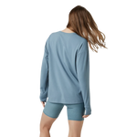 Vuori 02. WOMENS APPAREL - WOMENS LS SHIRTS - WOMENS LS CASUAL Women's Long Sleeve Feather Tee SKB SMOKE BLUE