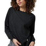 Vuori 02. WOMENS APPAREL - WOMENS HOODIES|SWEATERS - WOMENS PO SWEATERS Women's Long Sleeve Halo Crew HBK BLACK HEATHER