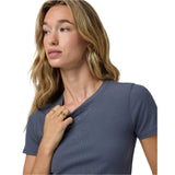 Vuori 02. WOMENS APPAREL - WOMENS SS SHIRTS - WOMENS SS CASUAL Women's Pose Fitted Tee AZR AZURE