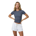 Vuori 02. WOMENS APPAREL - WOMENS SS SHIRTS - WOMENS SS CASUAL Women's Pose Fitted Tee AZR AZURE