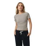 Vuori 02. WOMENS APPAREL - WOMENS SS SHIRTS - WOMENS SS CASUAL Women's Pose Fitted Tee GPH GRAPHITE