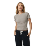 Vuori 02. WOMENS APPAREL - WOMENS SS SHIRTS - WOMENS SS CASUAL Women's Pose Fitted Tee GPH GRAPHITE