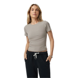 Vuori 02. WOMENS APPAREL - WOMENS SS SHIRTS - WOMENS SS CASUAL Women's Pose Fitted Tee GPH GRAPHITE