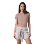 Vuori 02. WOMENS APPAREL - WOMENS SS SHIRTS - WOMENS SS CASUAL Women's Pose Fitted Tee RSC ROSE CLAY