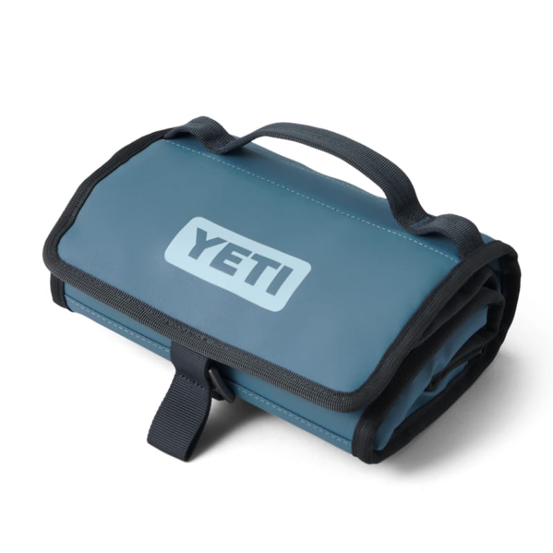 https://highcountryoutfitters.com/cdn/shop/products/yeti-daytrip-lunch-bag-21-general-access-coolers-586.jpg?v=1659470842&width=800